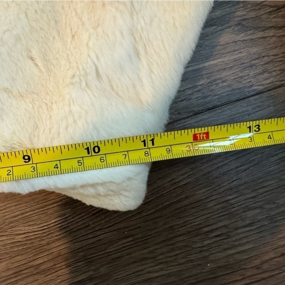 Louis Vuitton 100% Weasel Fur Cropped Jacket – Ivory – FR 38 (US 6) - Picture 15 of 16